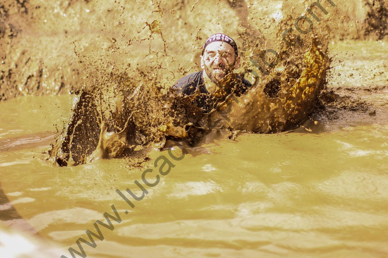 Simone Puscceddu appena entrato nella pozza di fango 