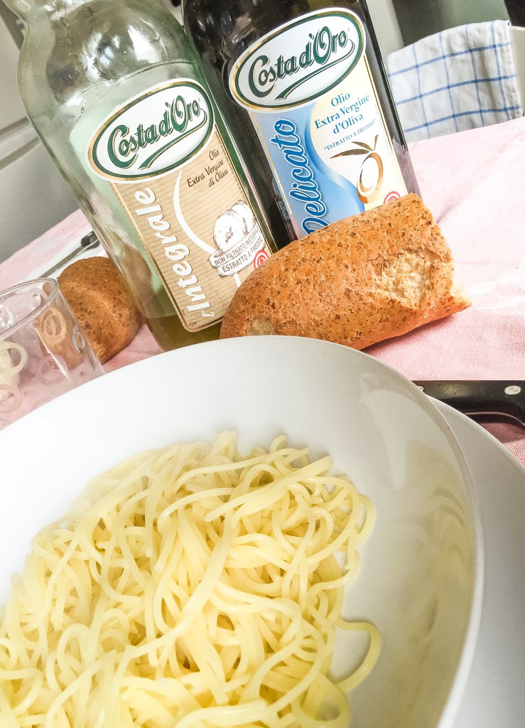 Pasta di riso, olio extravergine (io ho scelto quello delicato) e una manciata di formaggio grana 