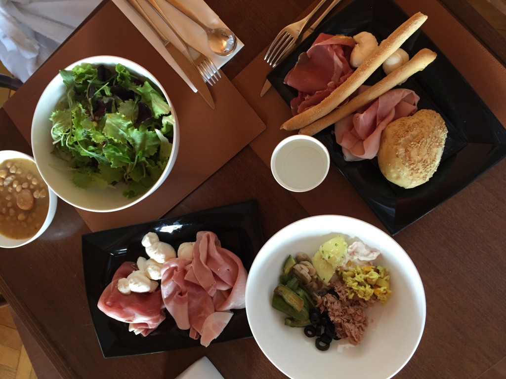 Pranzo: insalata mista, affettato e pane e grissini ai semi di girasole.