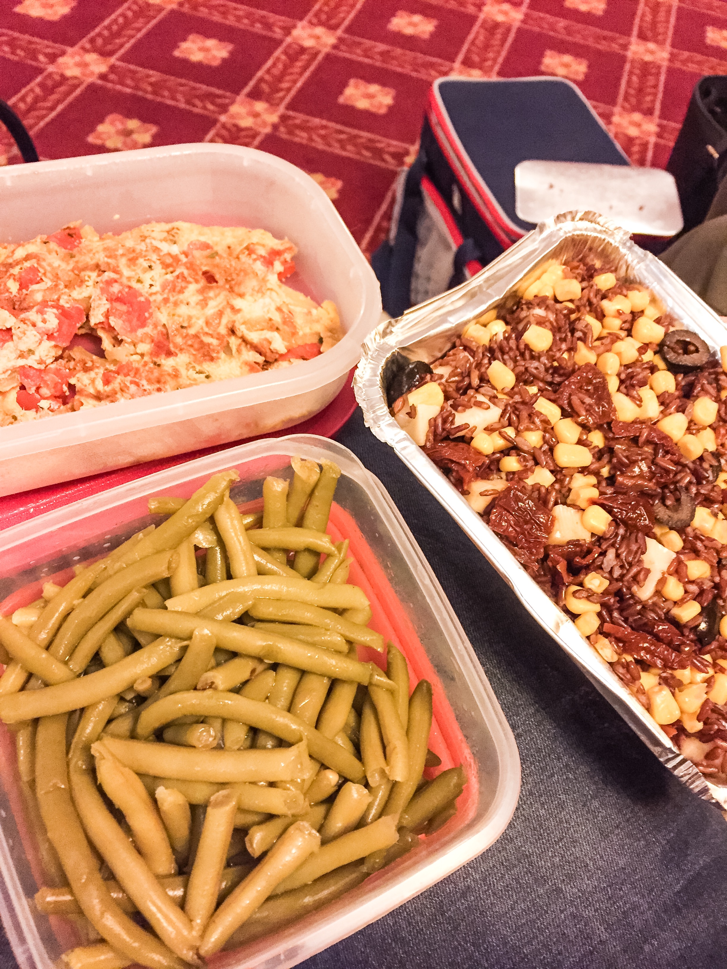 Sinistra: pranzo Ery fagiolini e frittata con cipolla e pomodoro. Destra pranzo Mely: riso rosso con mais, festa e olive