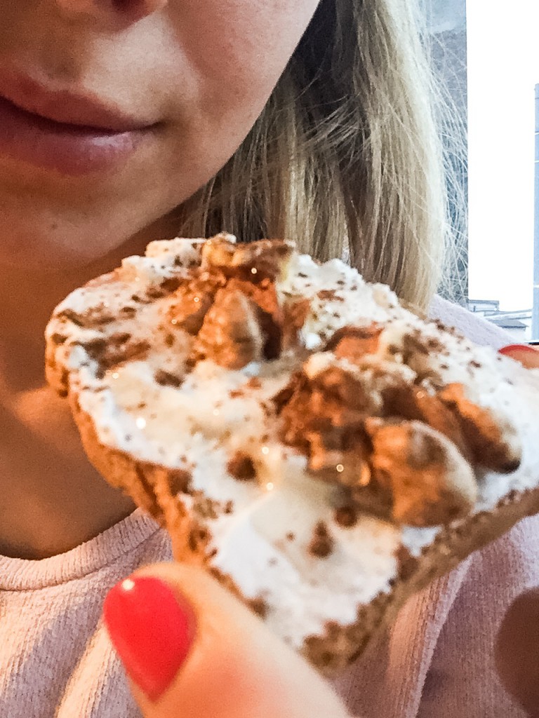 COLAZIONE COME DIO COMANDA: fette biscottate integrali, ricotta di capra, noci e cannella.