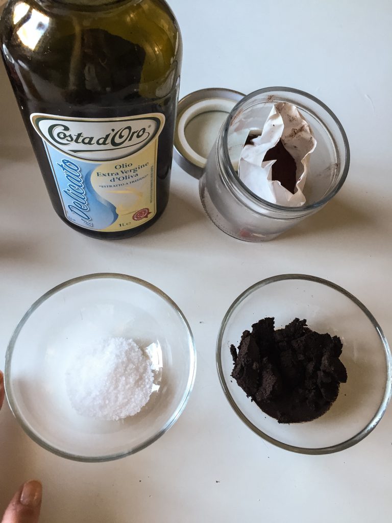 Ingredienti per impacco casalingo: olio di oliva, cacao, sale grosso, caffè 