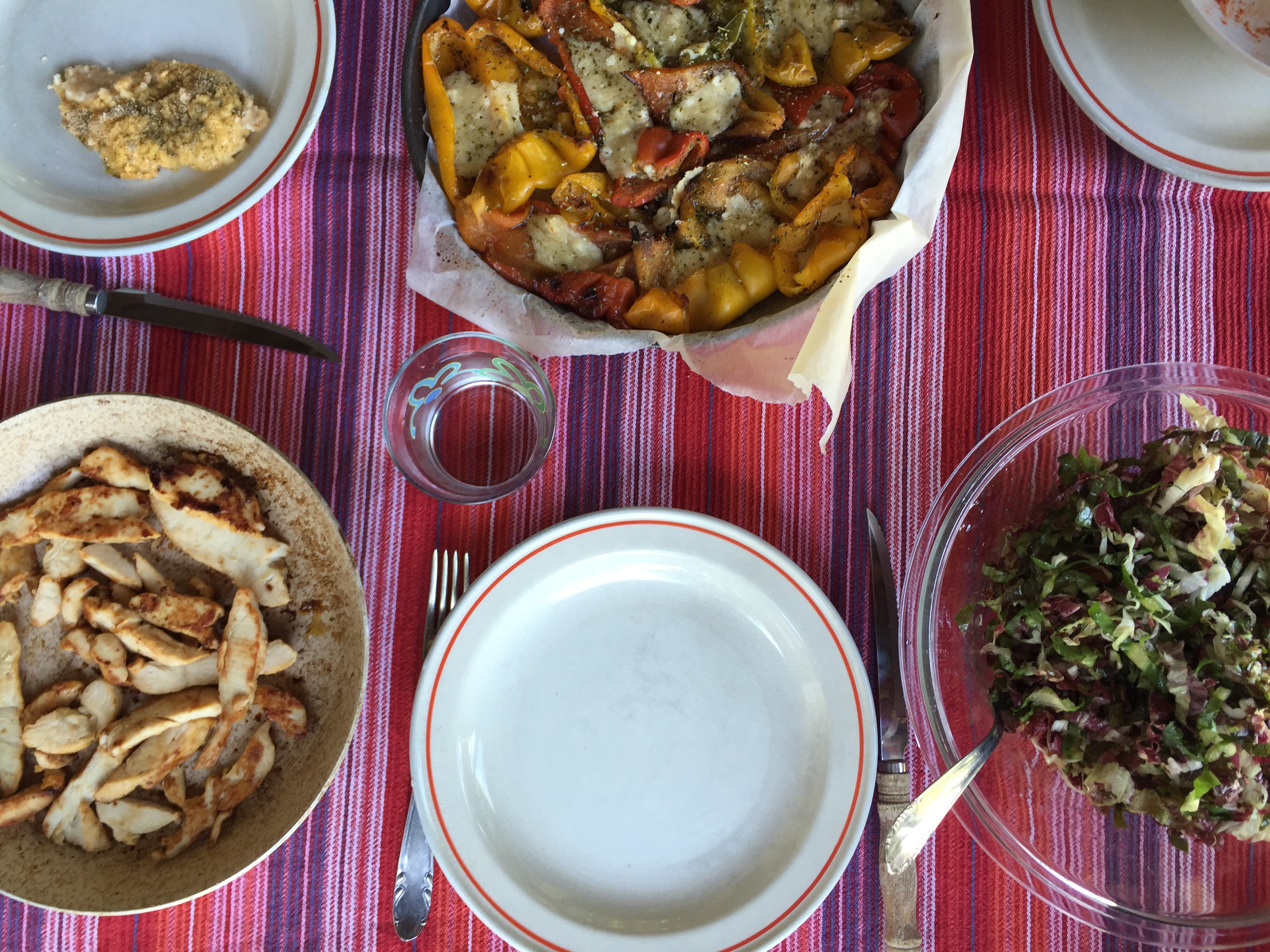 Pranzo estivo: peperoni al forno, insalata e pollo saltato in padella